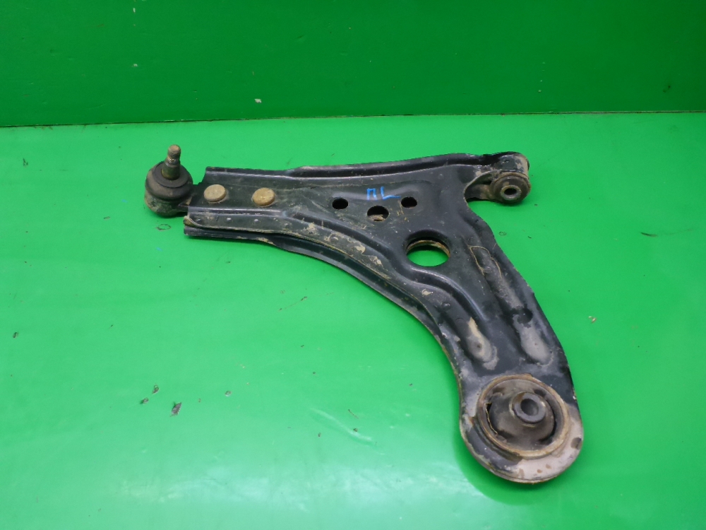 Рычаг передний левый