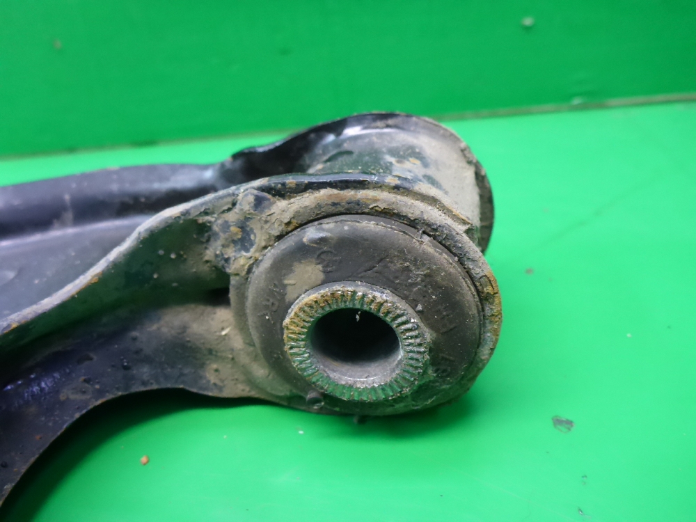 Рычаг передний левый