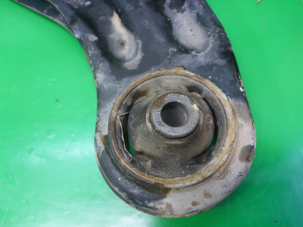 Рычаг передний левый