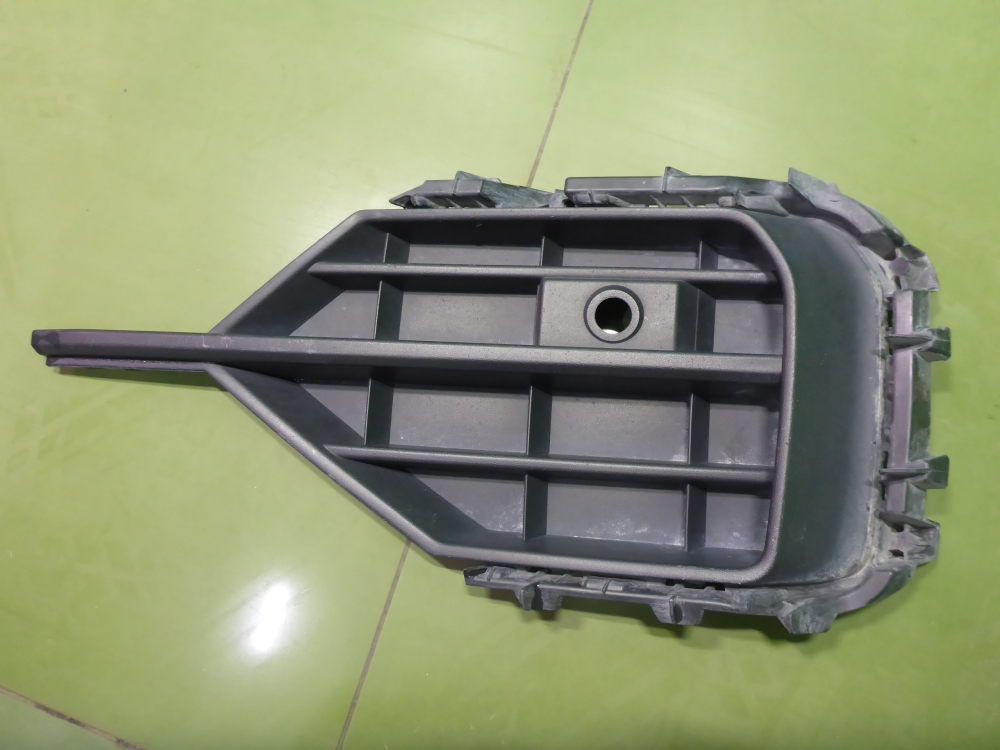 Решетка в бампер правая
