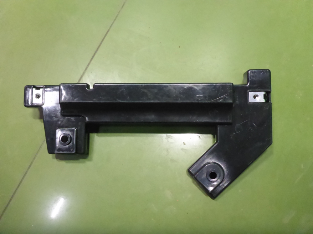 Кронштейн переднего бампера левый