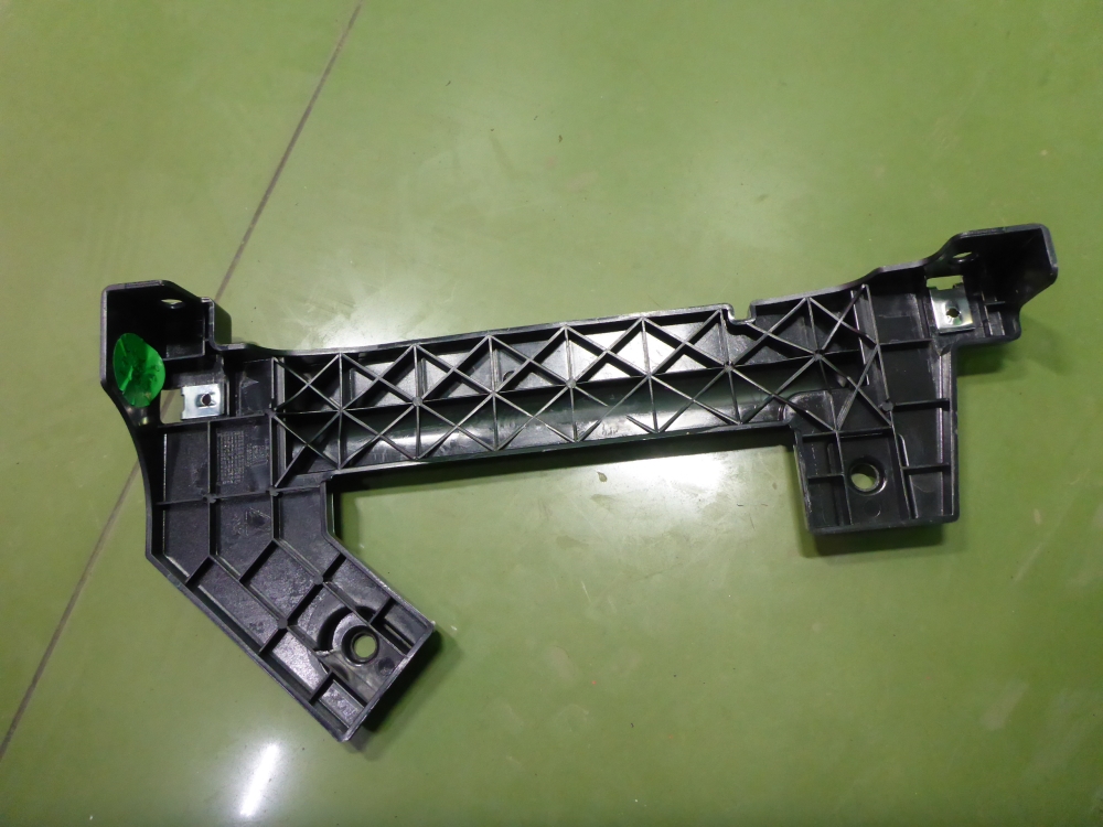 Кронштейн переднего бампера левый