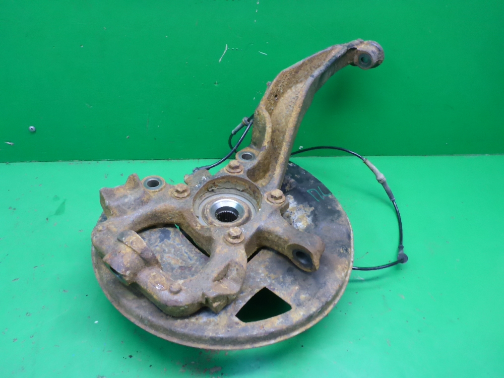 Кулак поворотный передний левый