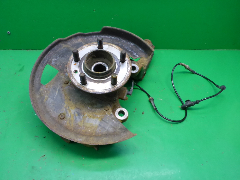 Кулак поворотный передний левый