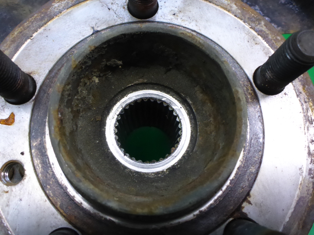 Кулак поворотный передний левый