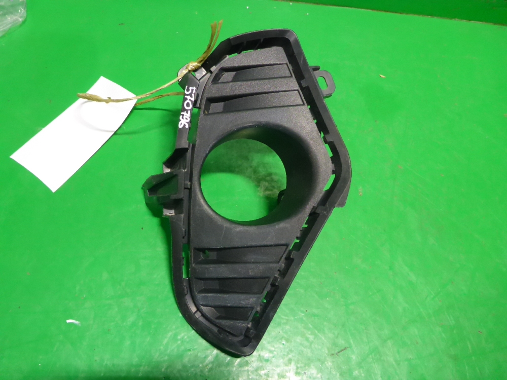 Рамка противотуманной фары правой