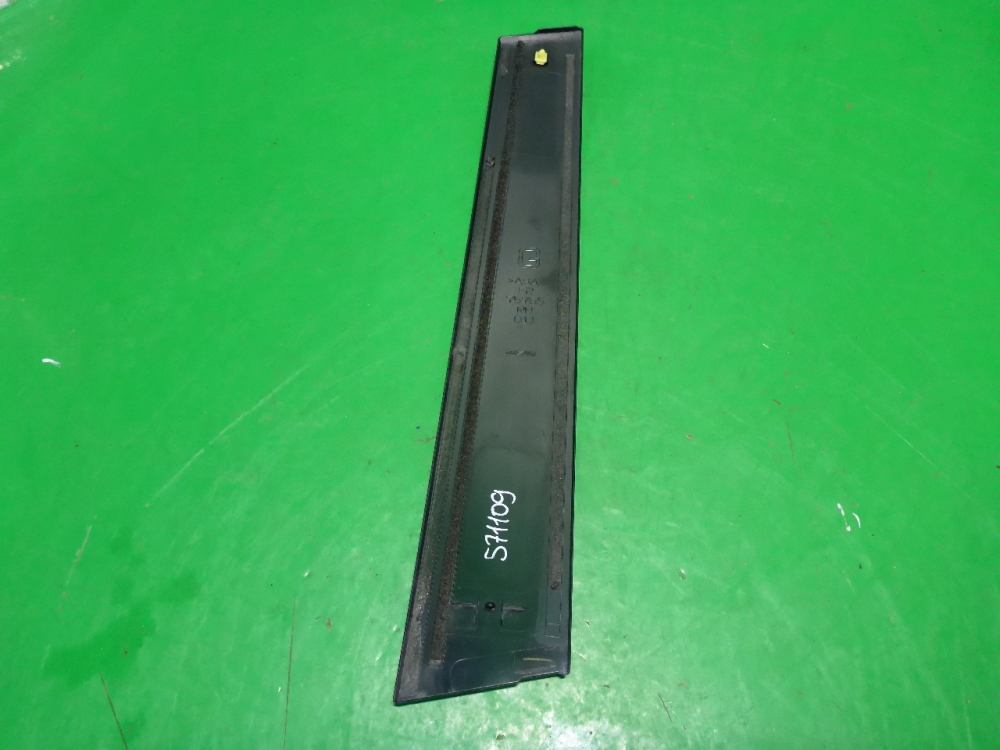 Накладка двери передней правой