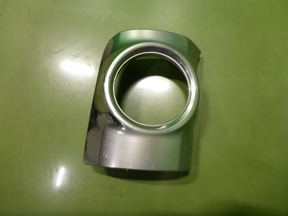 Рамка противотуманной фары правой