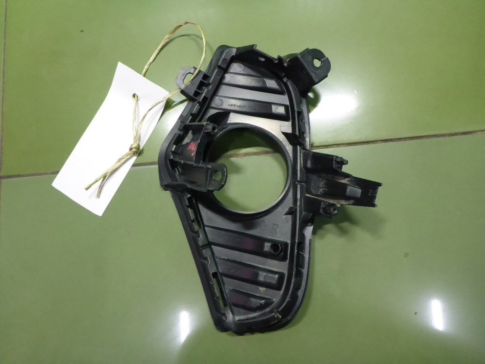 Рамка противотуманной фары правой