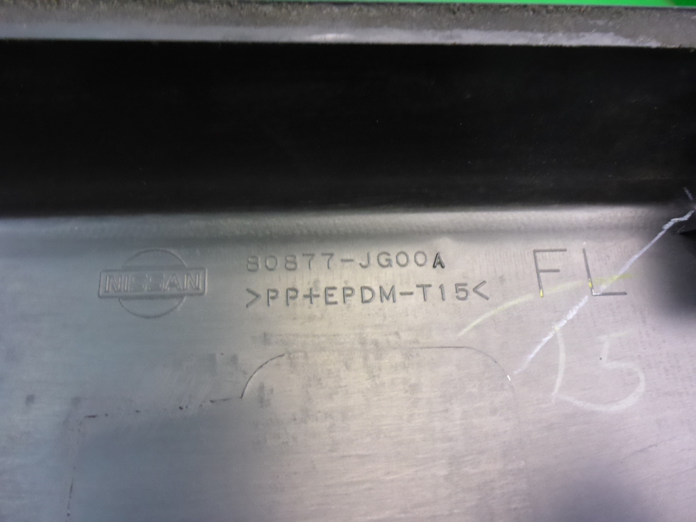 Накладка двери передней левой