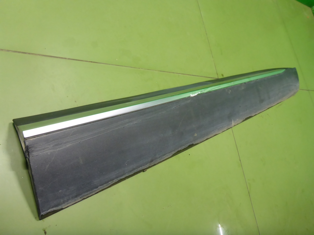 Накладка двери передней правой