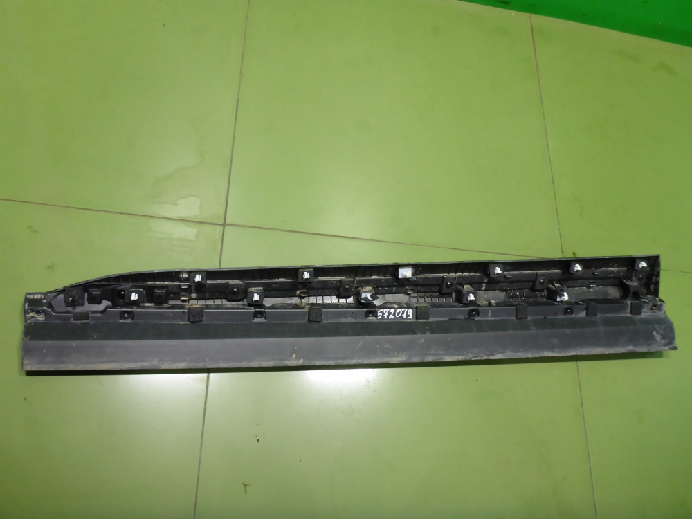 Накладка двери передней правой