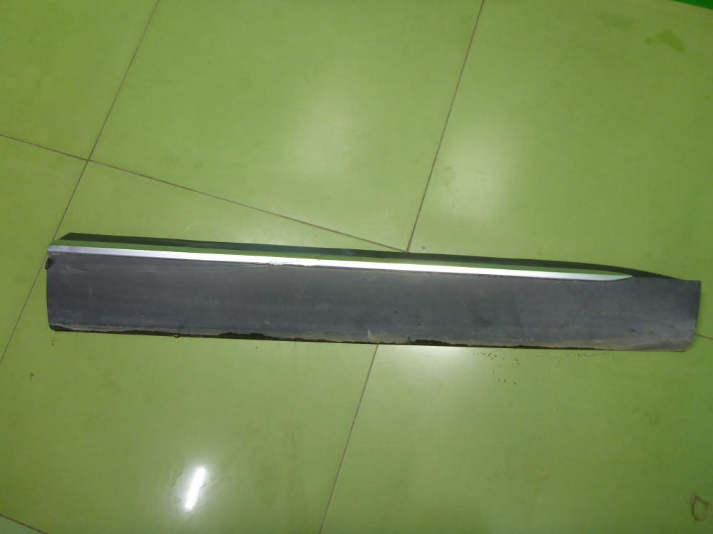 Накладка двери передней правой