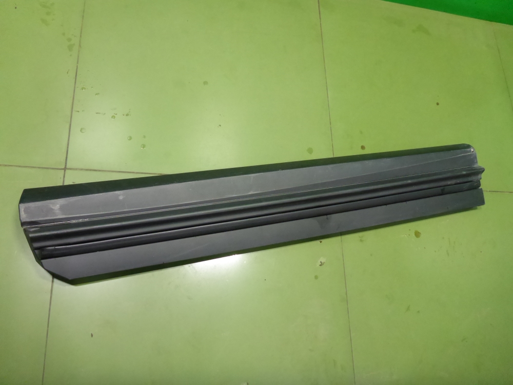 Накладка двери передней правой