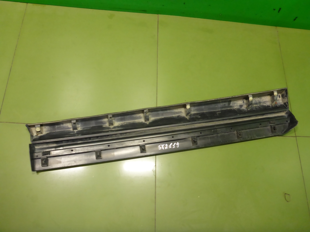 Накладка двери передней правой