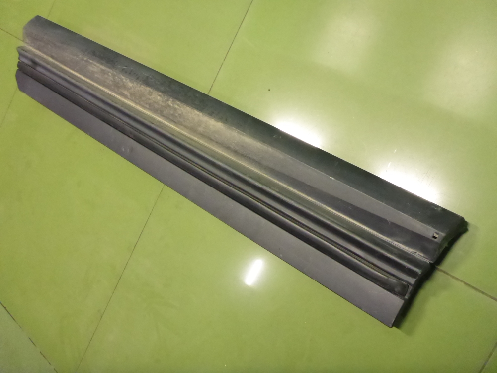 Накладка двери передней правой