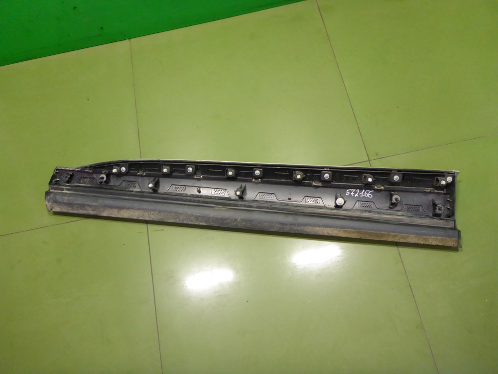 Накладка двери передней правой