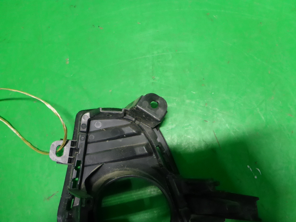 Рамка противотуманной фары правой