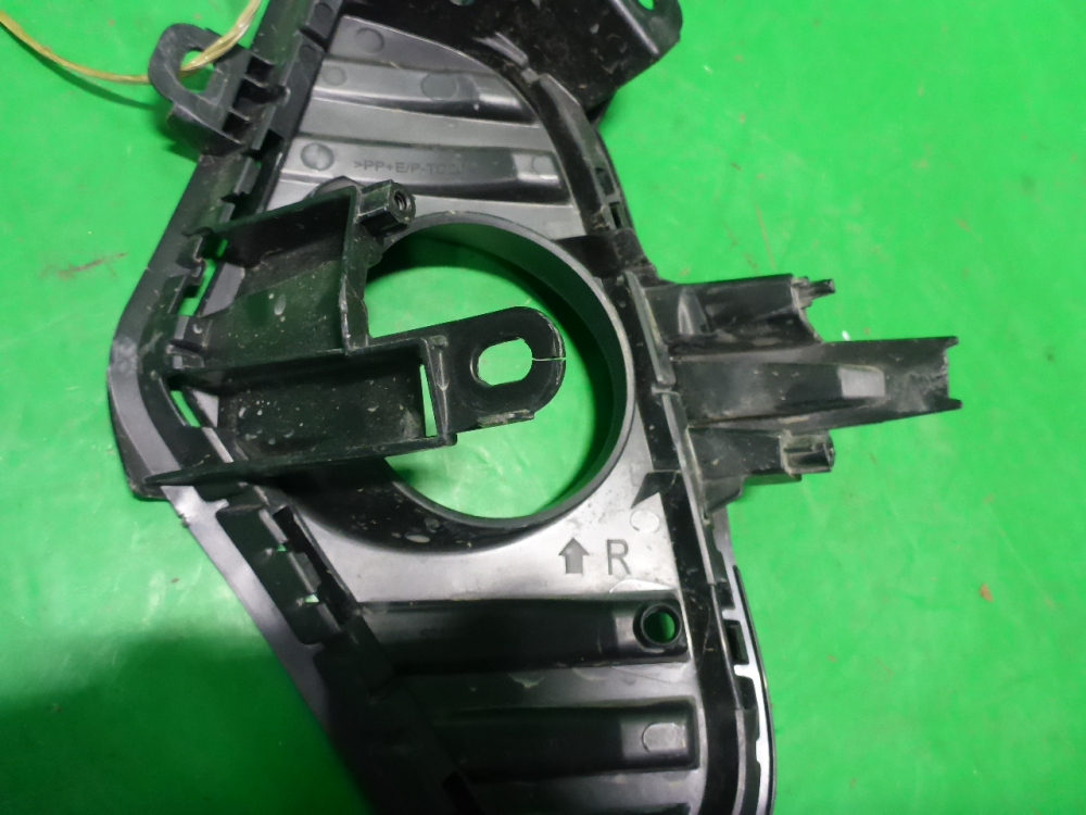 Рамка противотуманной фары правой