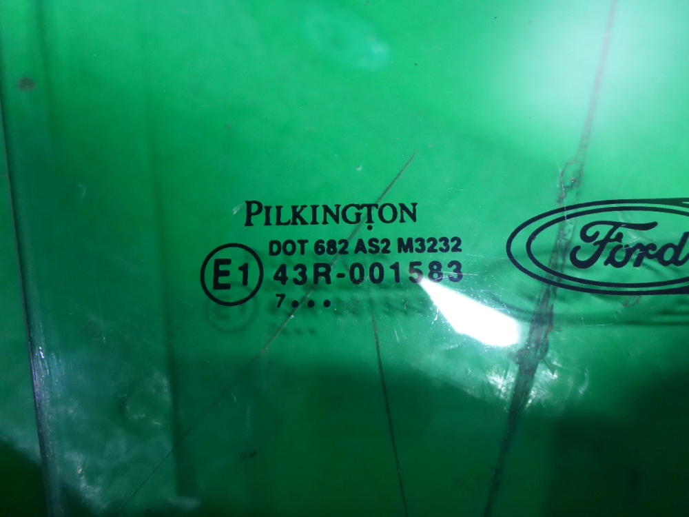 Стекло двери передней правой