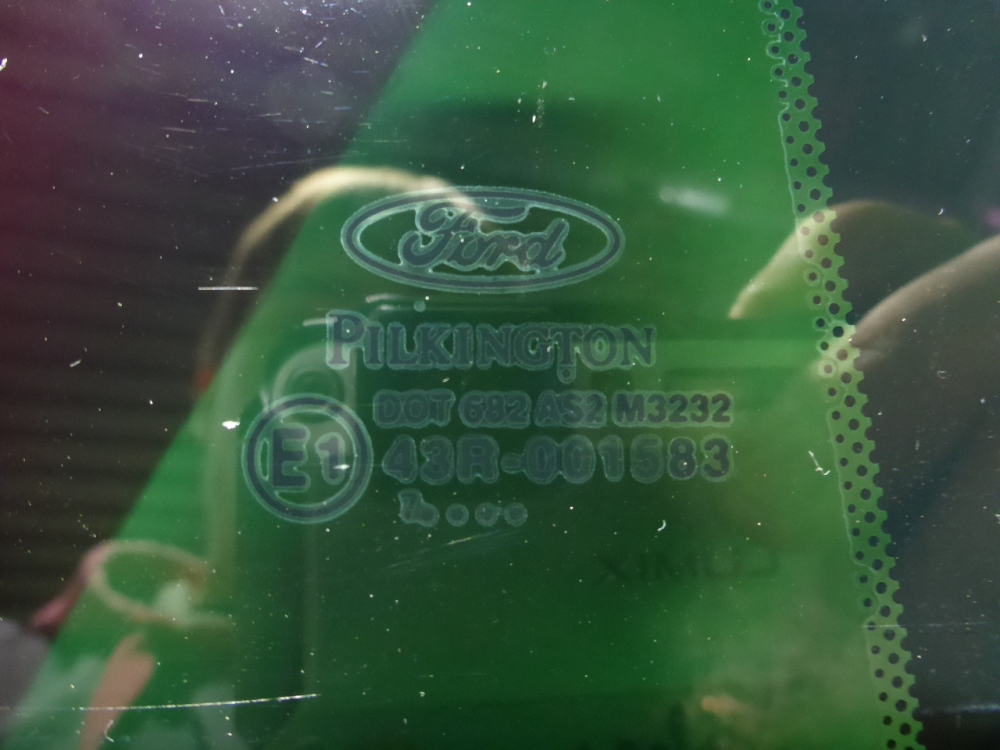 Стекло двери задней левой (форточка)