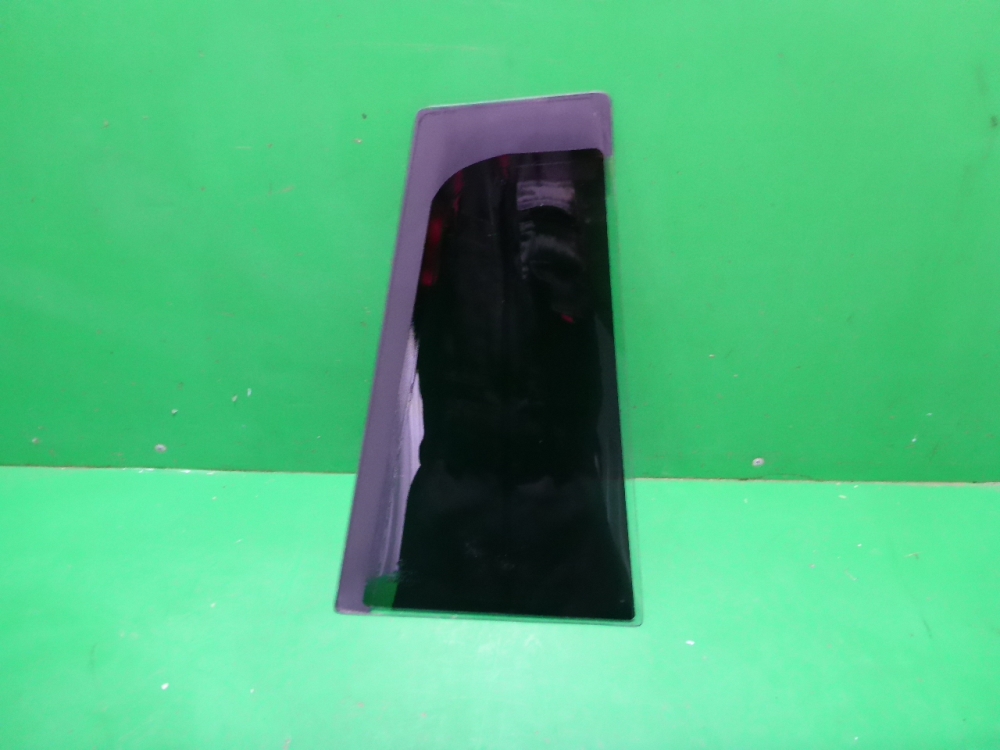 Стекло двери задней левой (форточка)