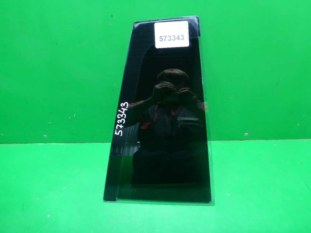 Стекло двери задней правой (форточка)