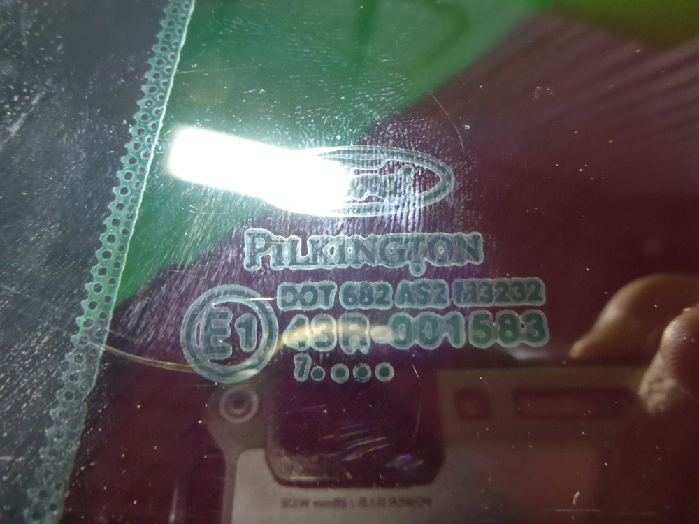 Стекло двери задней правой (форточка)