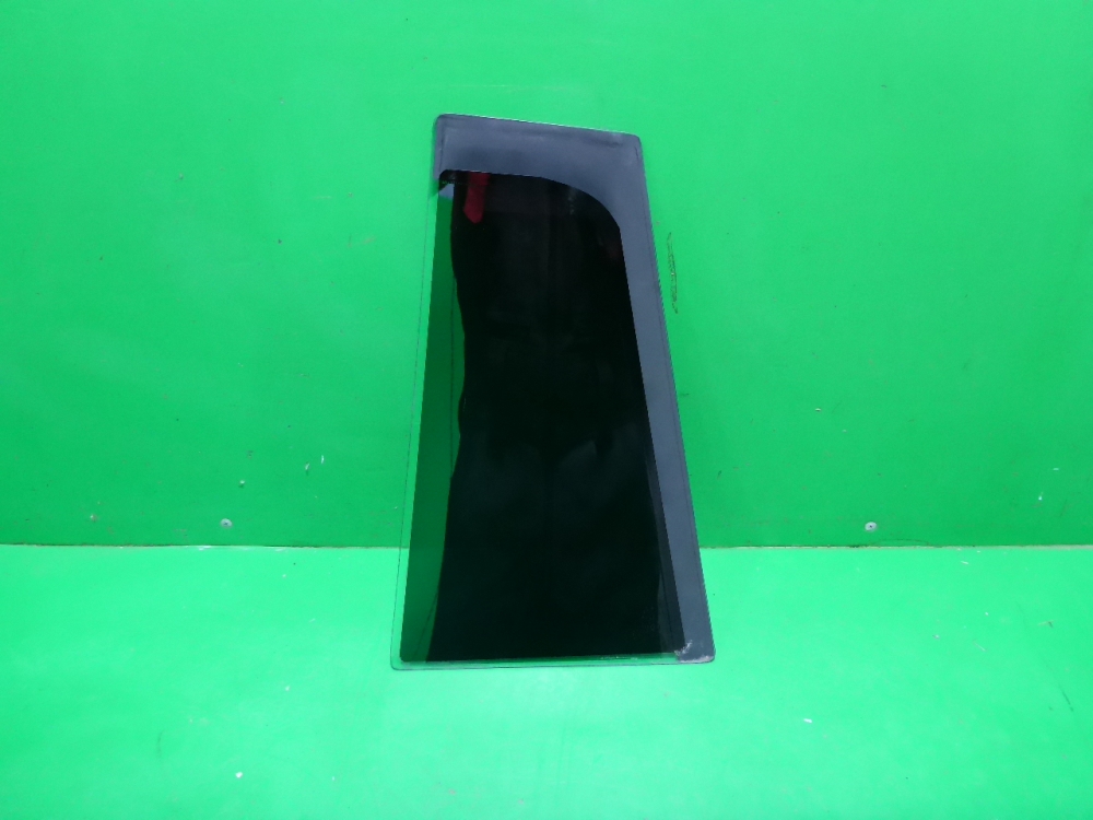 Стекло двери задней правой (форточка)