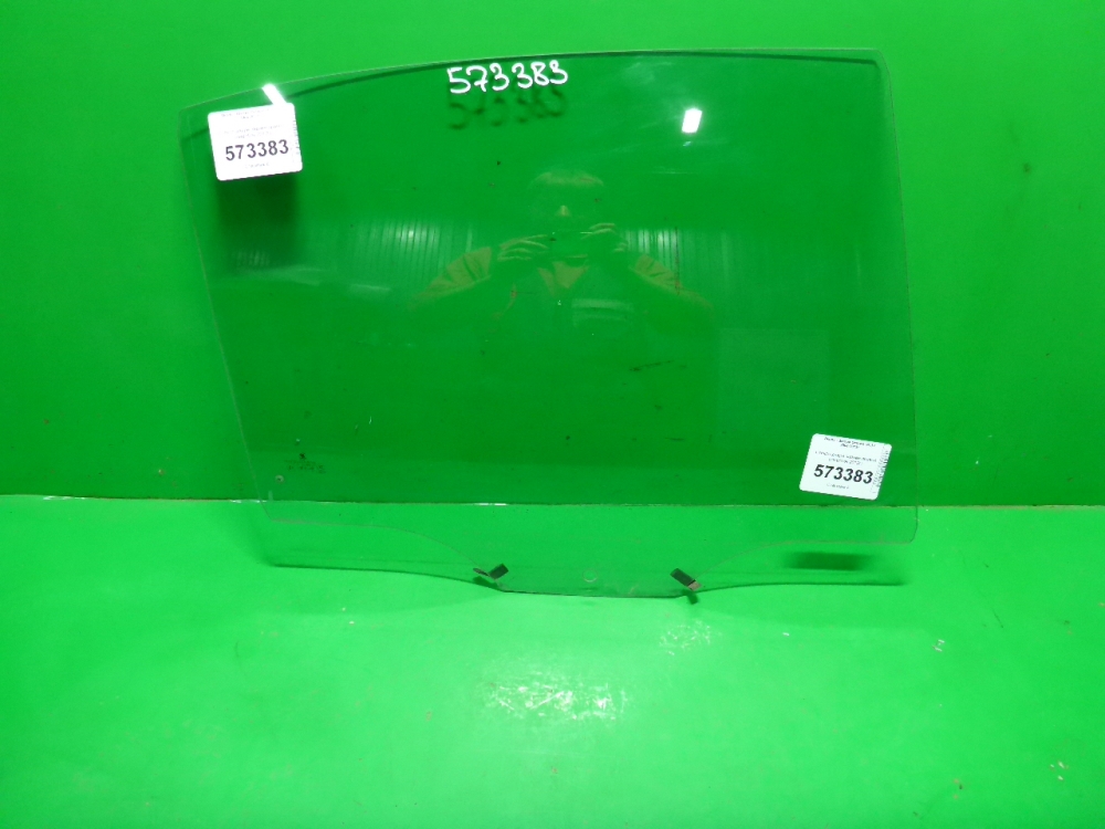 Стекло двери задней правой