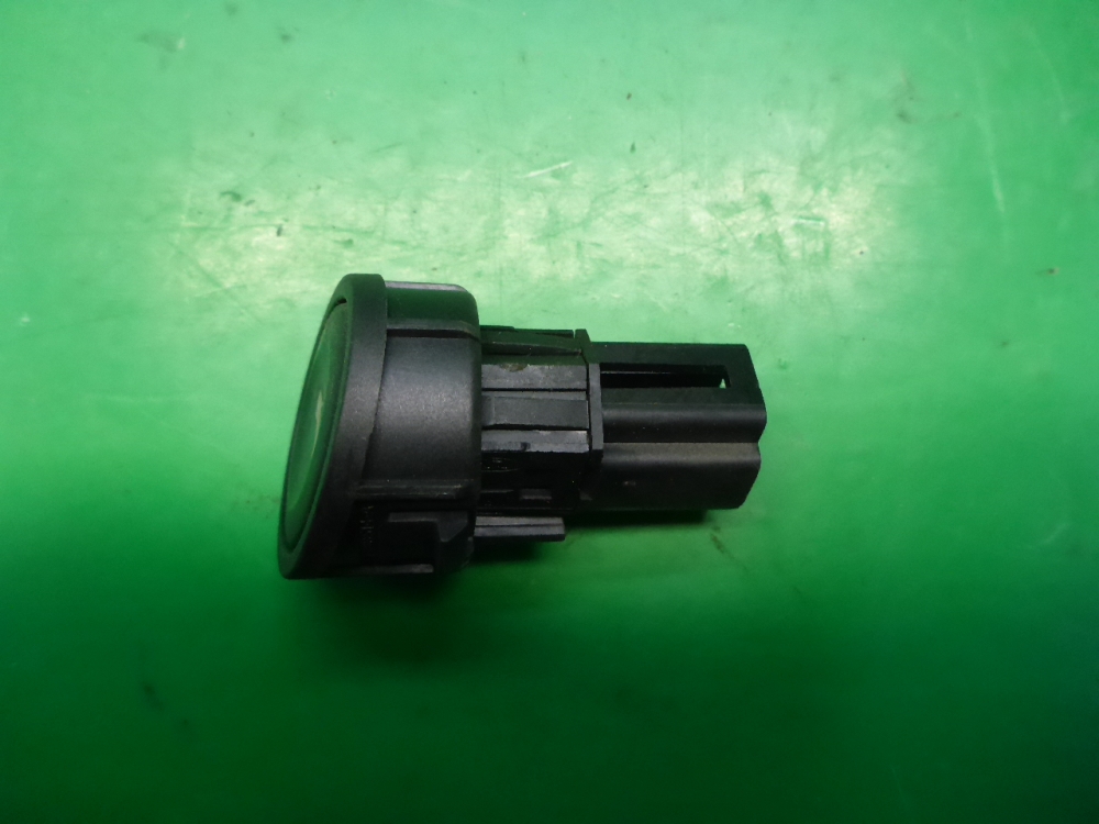 Кнопка открывания багажника