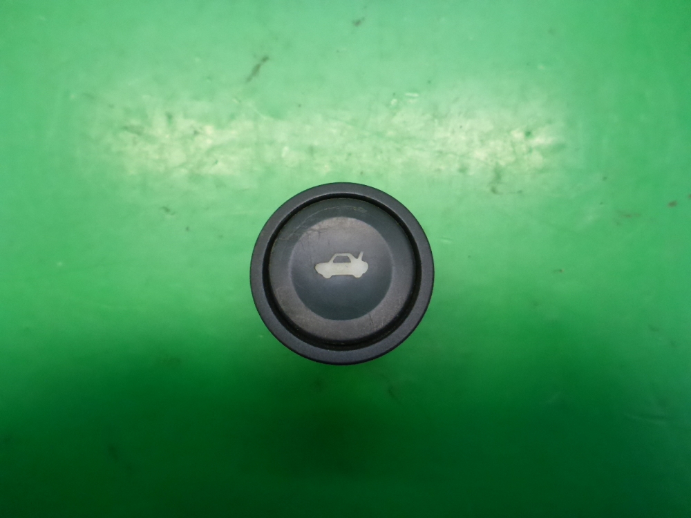 Кнопка открывания багажника