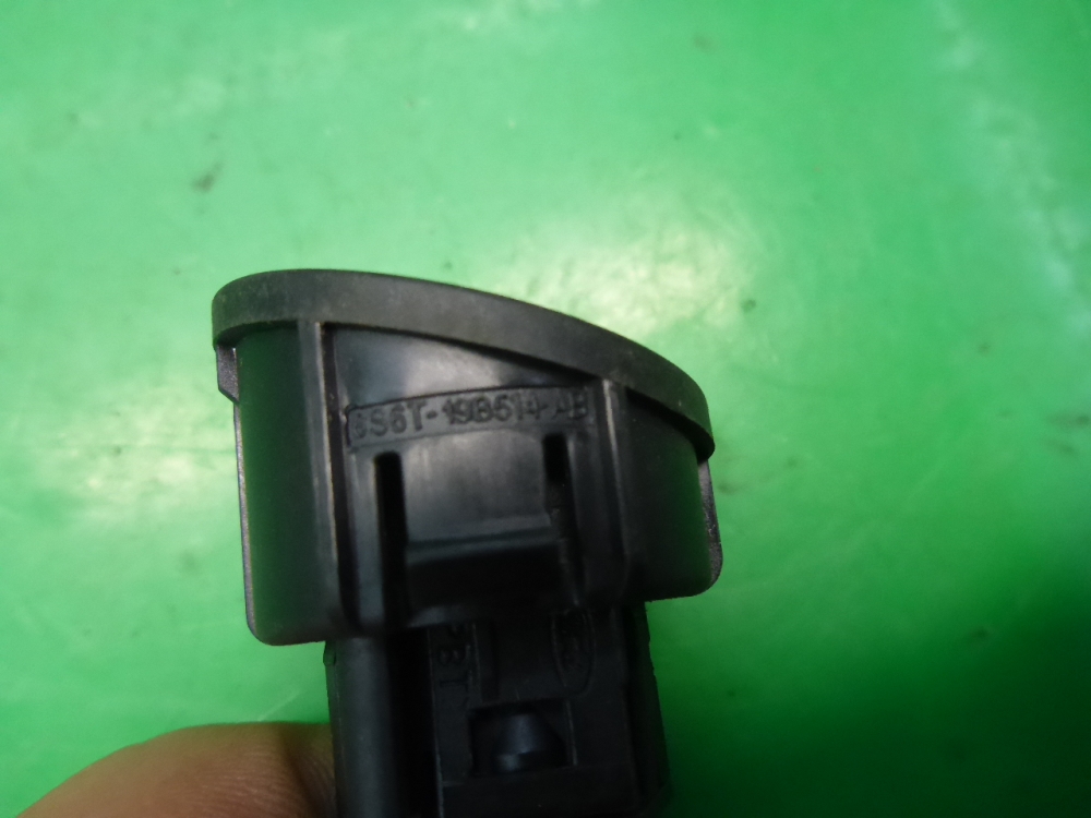 Кнопка открывания багажника