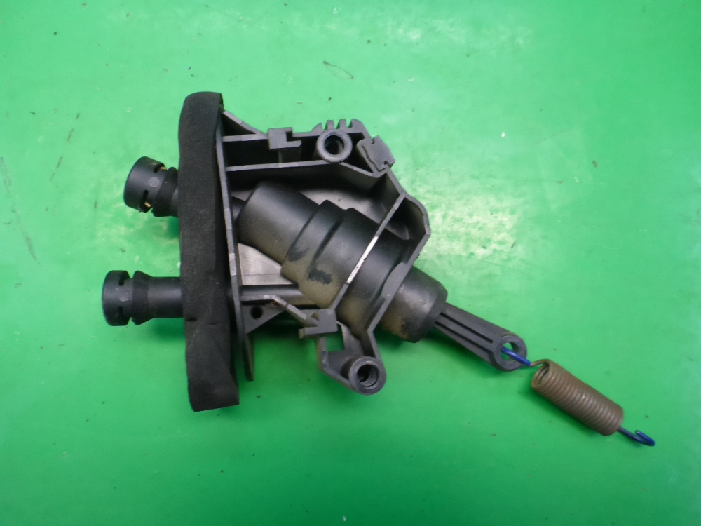 Цилиндр сцепления главный