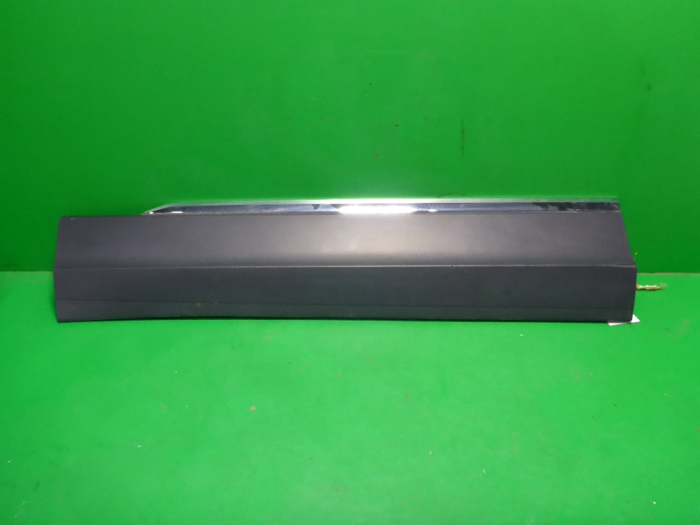 Накладка двери передней левой