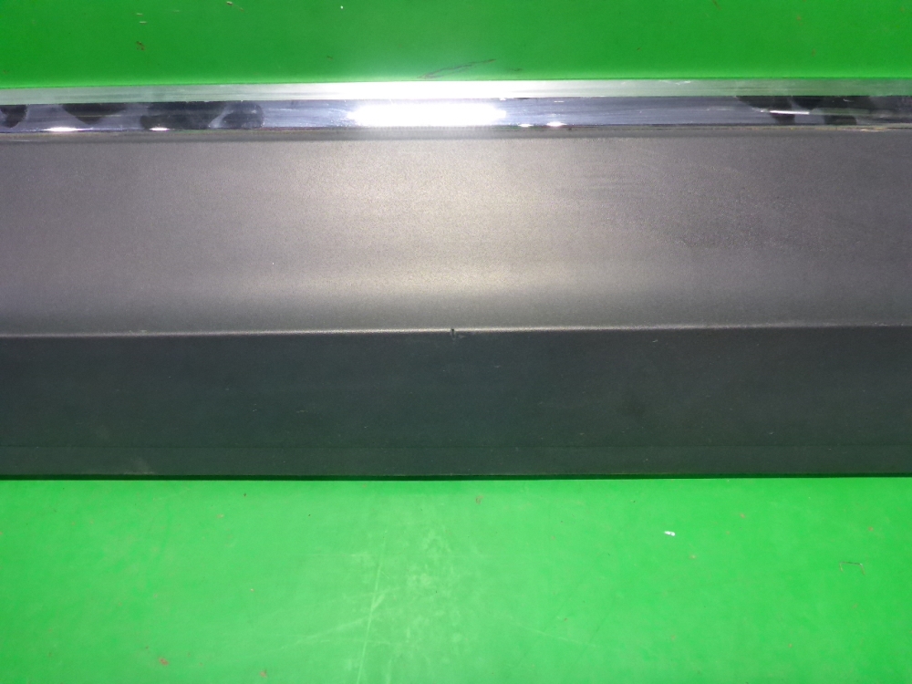 Накладка двери передней левой