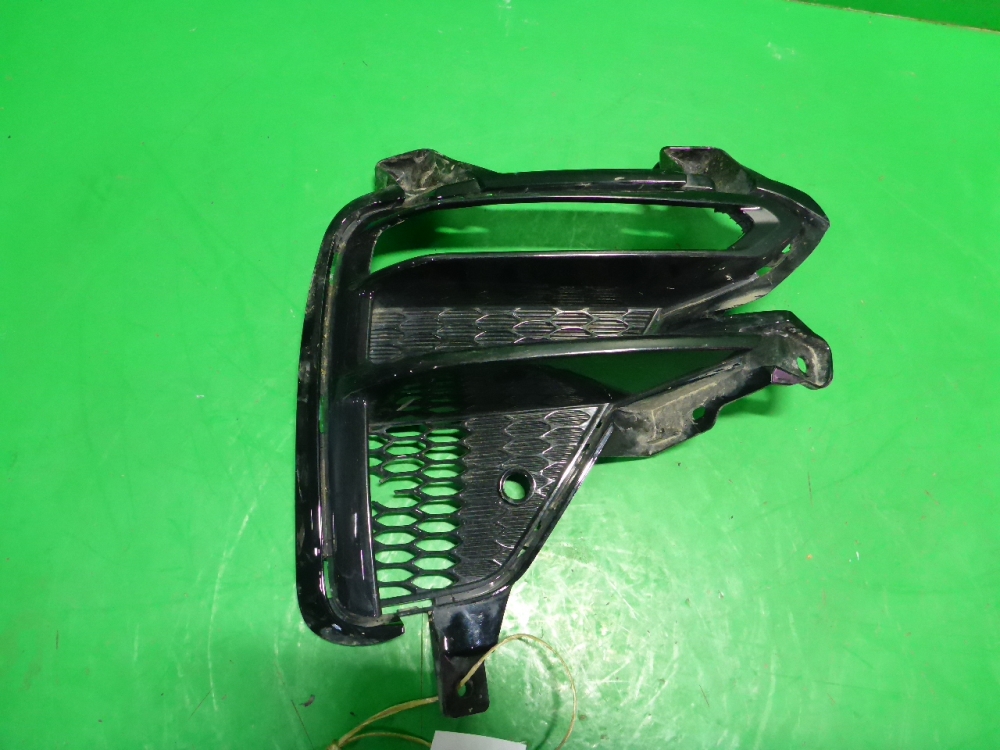 Решетка в бампер правая