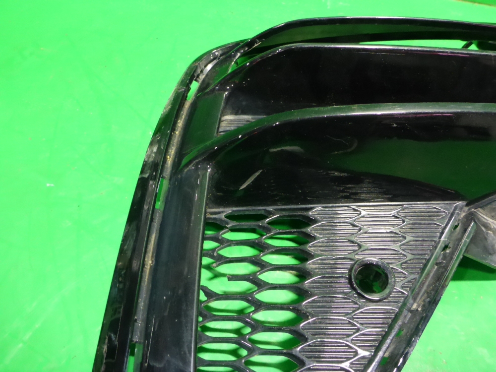 Решетка в бампер правая