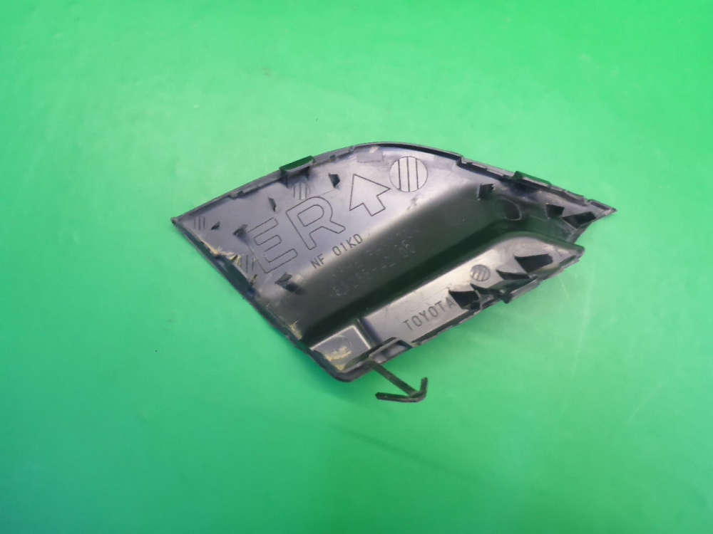 Заглушка бампера правая