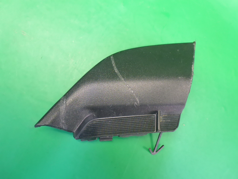 Заглушка бампера правая