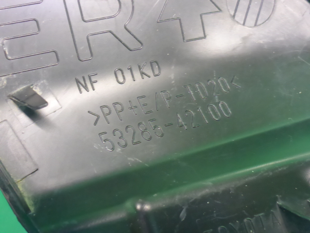 Заглушка бампера правая