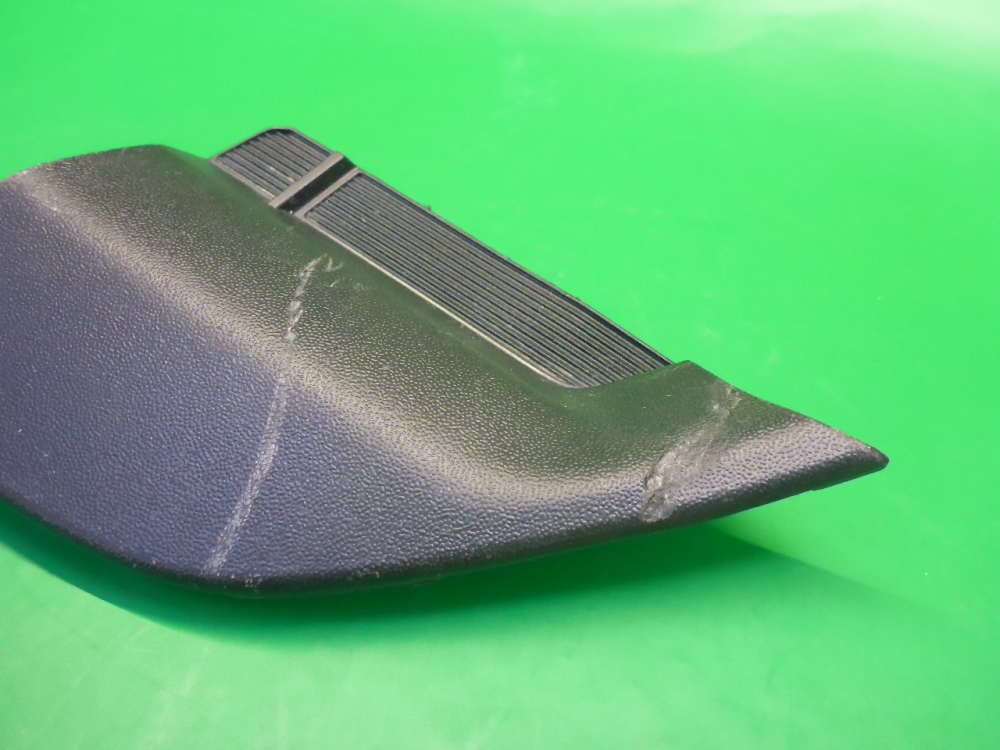 Заглушка бампера правая