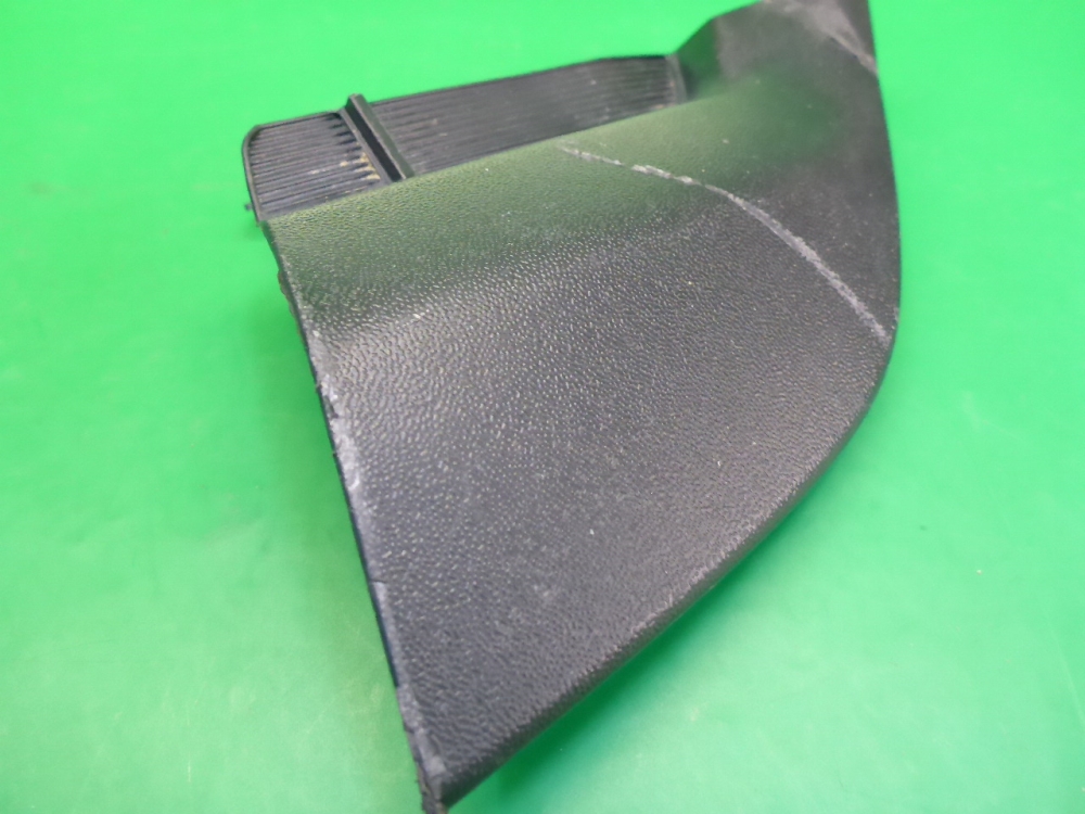 Заглушка бампера правая