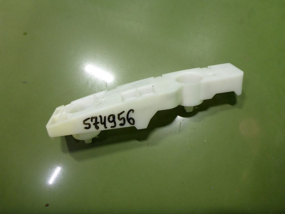 Кронштейн переднего бампера левый