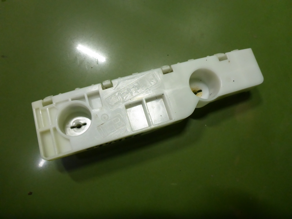 Кронштейн переднего бампера левый