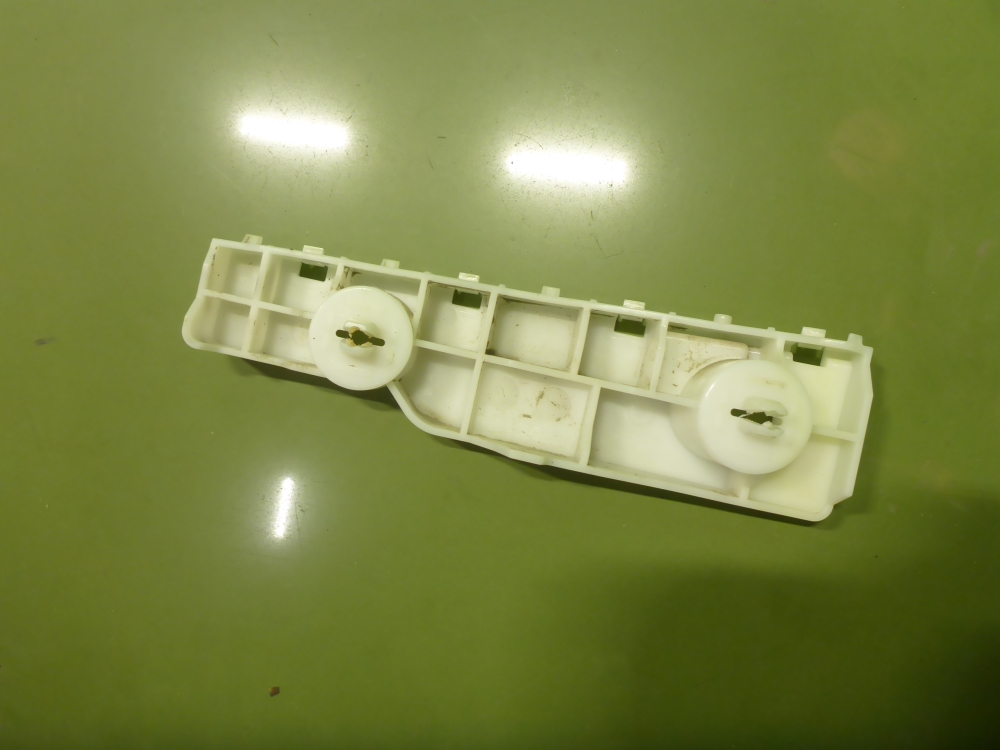 Кронштейн переднего бампера левый