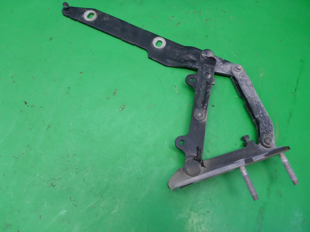 Петля капота правая