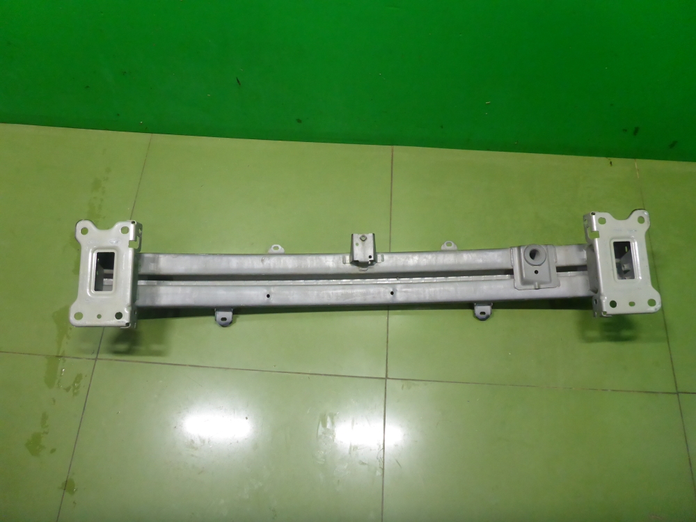 Усилитель переднего бампера