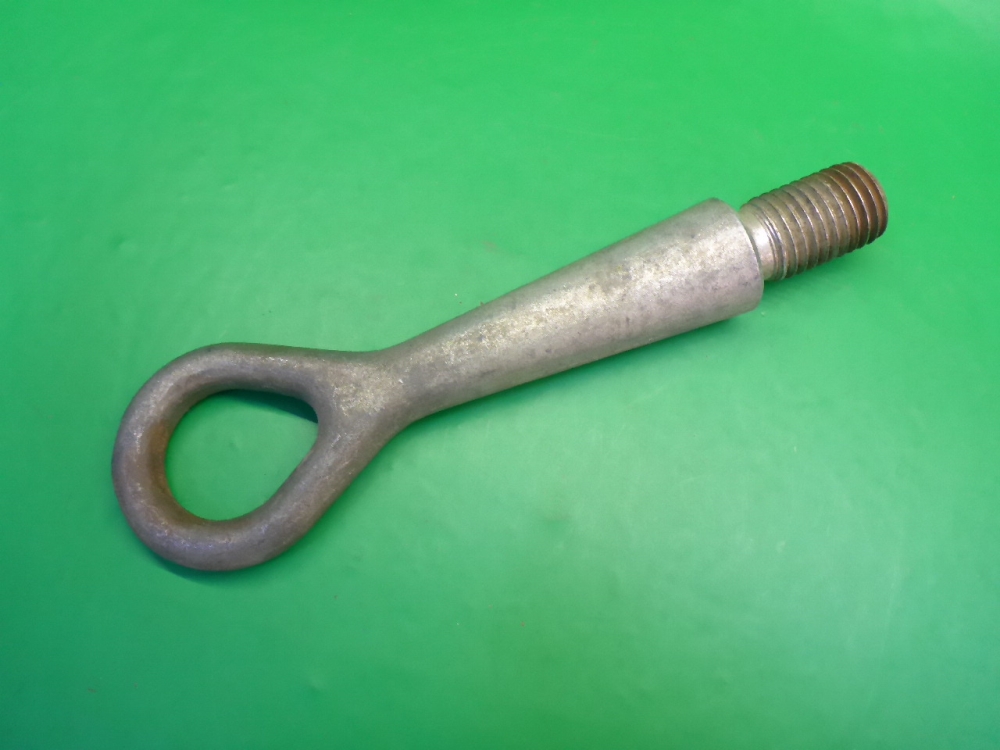 Крюк буксировочный