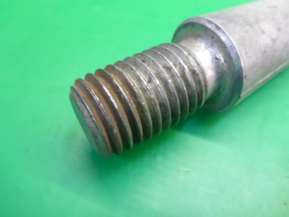 Крюк буксировочный